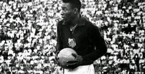 Para adiar gol 1000, Pelé atuou como goleiro no Santos