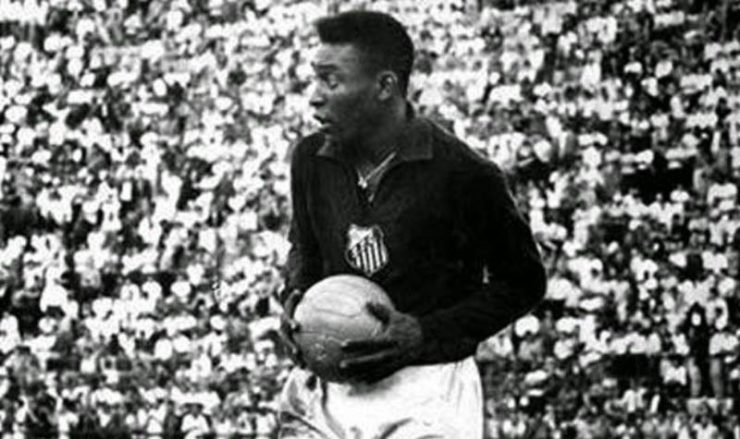 Para adiar gol 1000, Pelé atuou como goleiro no Santos