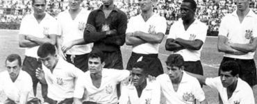 Barbosinha posa com o time do Corinthians